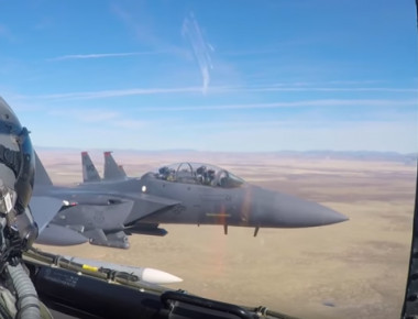 Πλάνα από πτήση με F-15E Strike Eagle που κόβουν την ανάσα! (βίντεο)